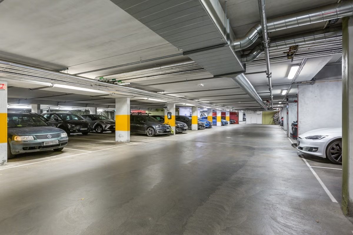 Det medfølger garasjeplass med elbil-lader. I tillegg har sameiet 5 gjesteparkeringsplasser. Galleribilde