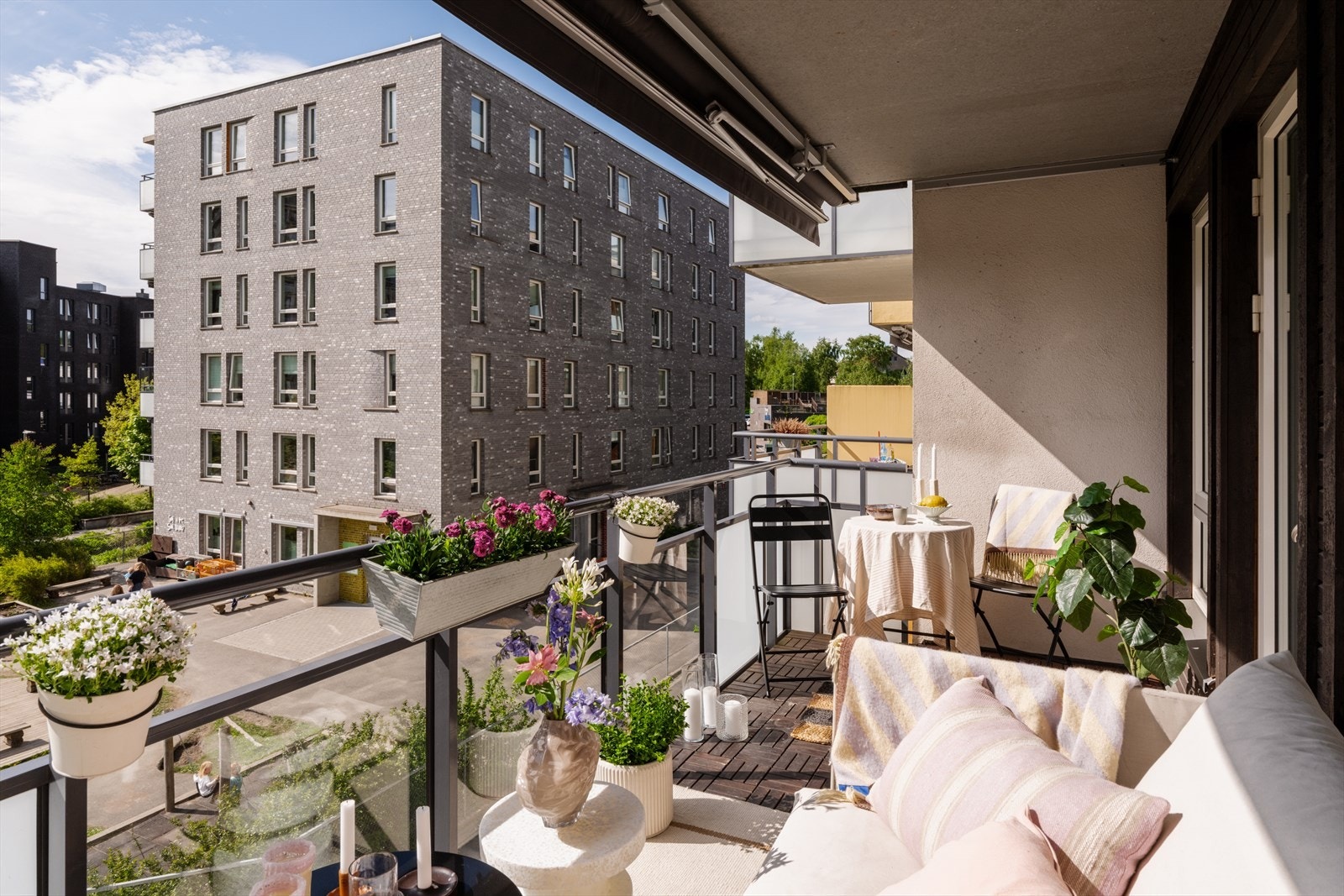 Den gode størrelsen gir plass til flere sittegrupper, grill og det som hører sommeren med. Galleribilde
