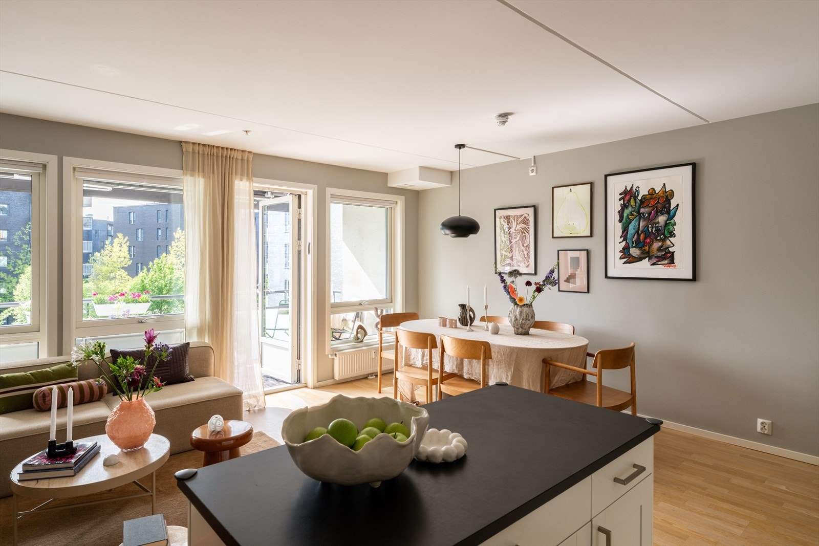 Kjekt å vite er at leiligheten varmes opp via radiatorer tilknyttet fjernvarme. Galleribilde