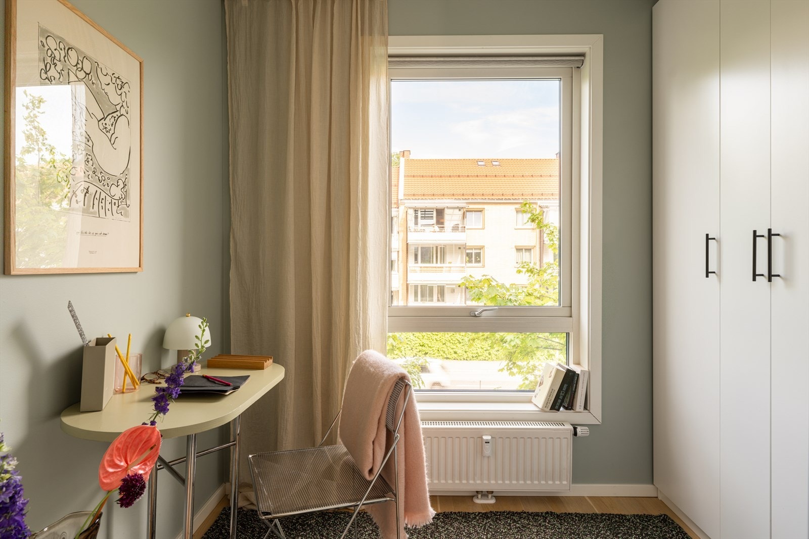 Hyggelig rom med gode lysforhold - ideelt som hjemmekontor. Galleribilde