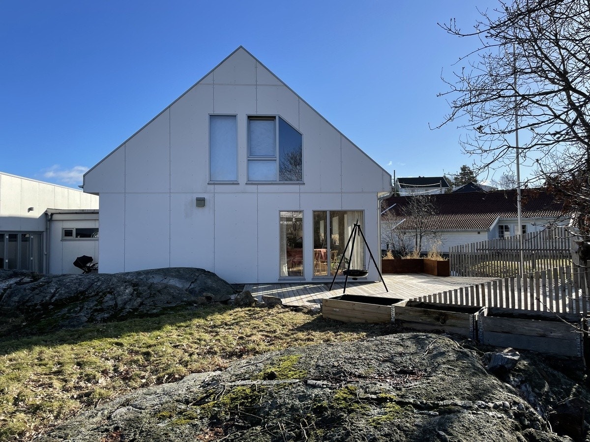Bakside med terrasse Galleribilde