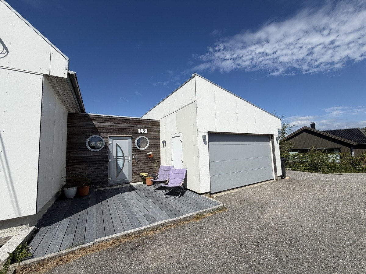 Inngangspartiet med stor garasje Galleribilde