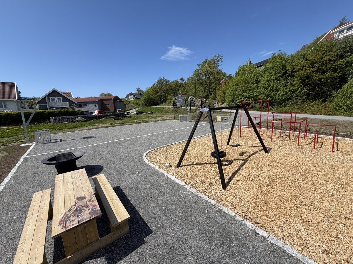 Lekeplassen 30 meter fra huset Galleribilde