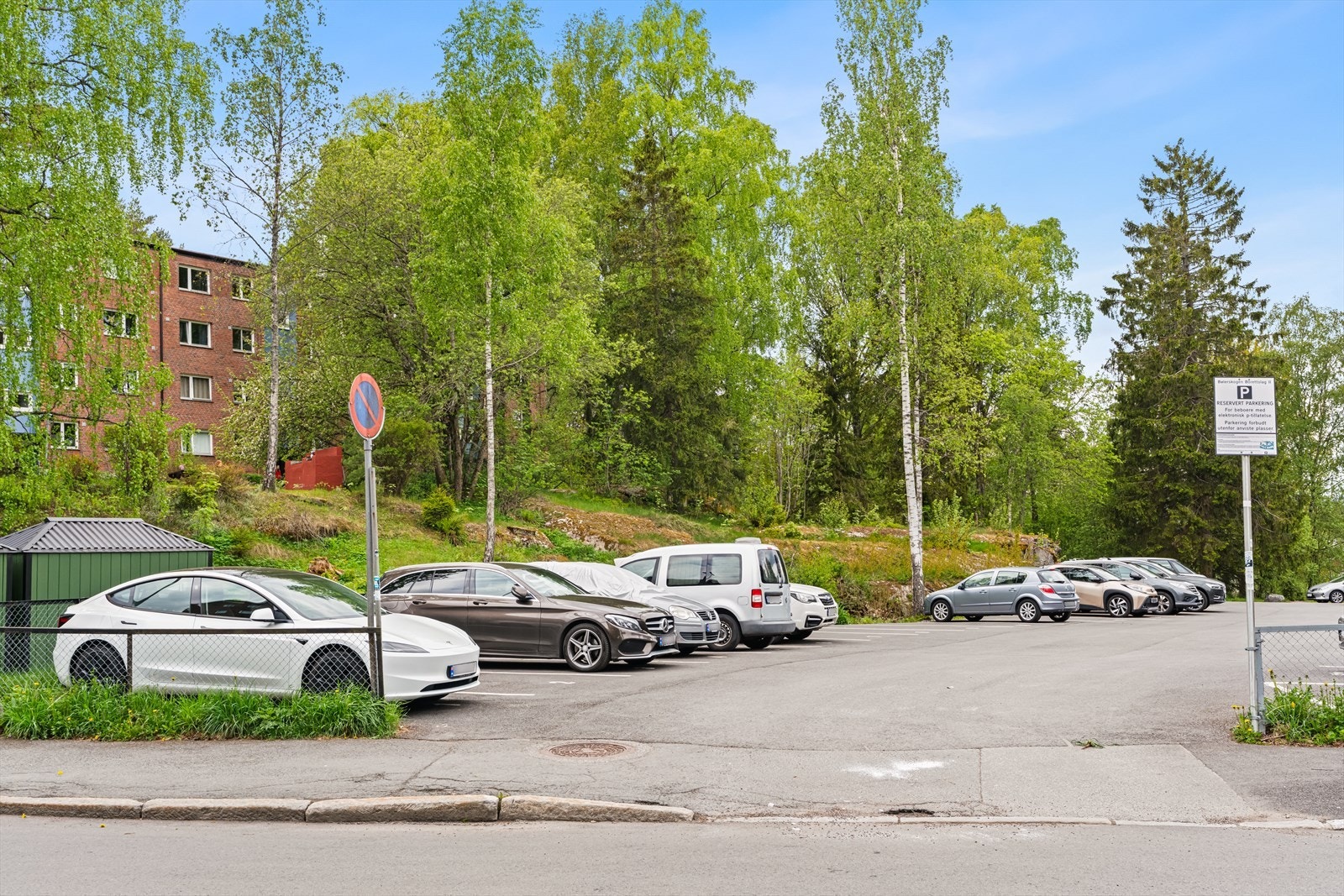 Borettslaget disponerer parkeringsplasser som tildeles etter venteliste. Galleribilde