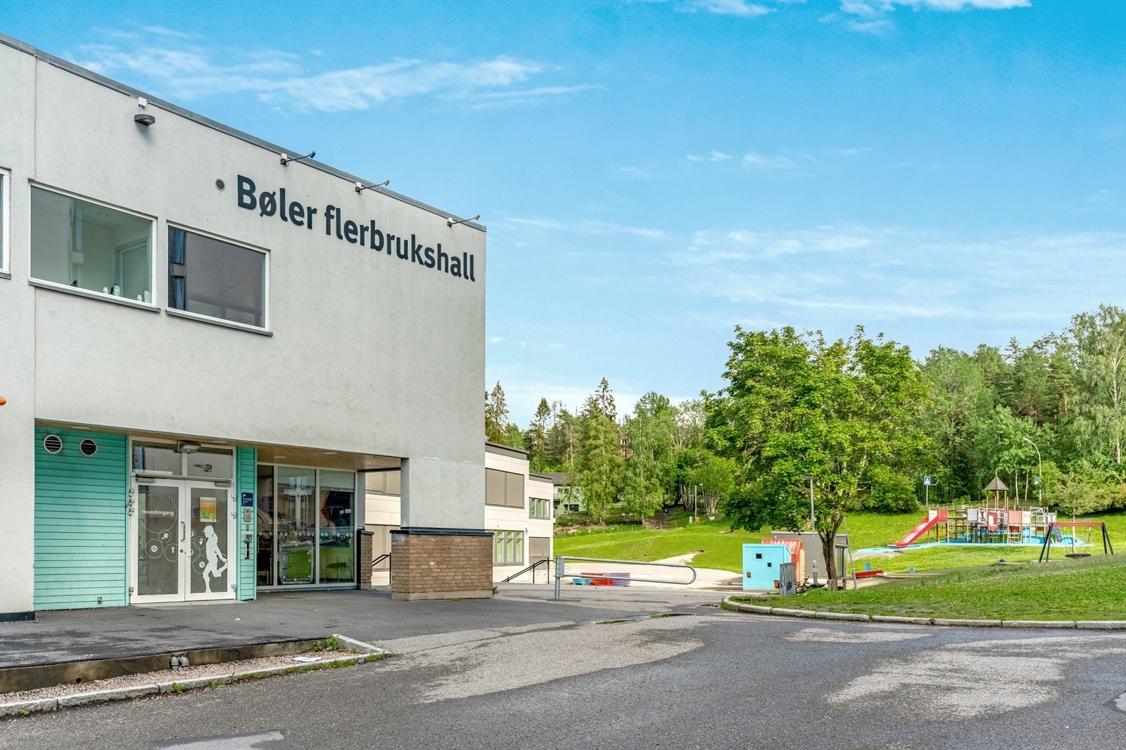 Kort gangavstand til Bøler skole og flerbrukshall, ca. 4-5 minutter. Galleribilde