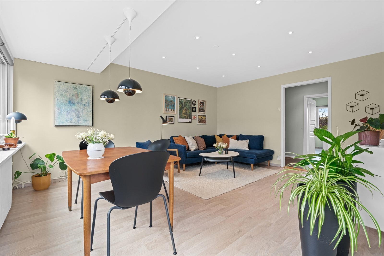 Det er god plass til sofagruppe og spisebord side om side, og rommet har en naturlig inndeling mellom sittegruppe og spiseplass ved vinduene. Galleribilde