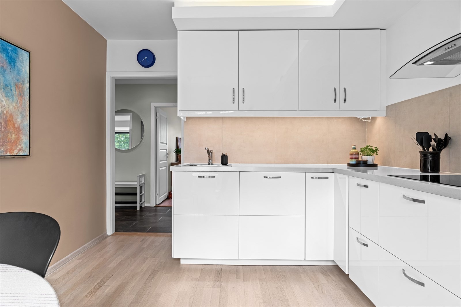 Innredning fra IKEA med glatte fronter og laminat benkeplate med oppvaskskum. Galleribilde