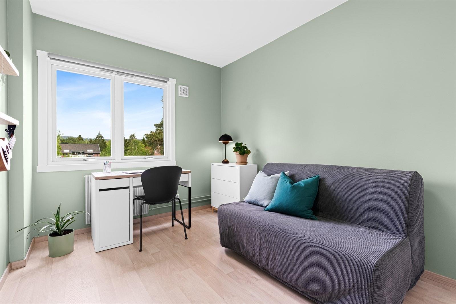 Det andre soverommet er noe mindre men med plass til seng, skrivebord og garderobeskap. Galleribilde