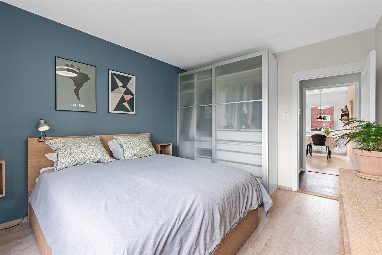 I tillgegg er det plass til en stor skyvedørsgarderobe som gir rikelig med oppbevaringsplass. Galleribilde