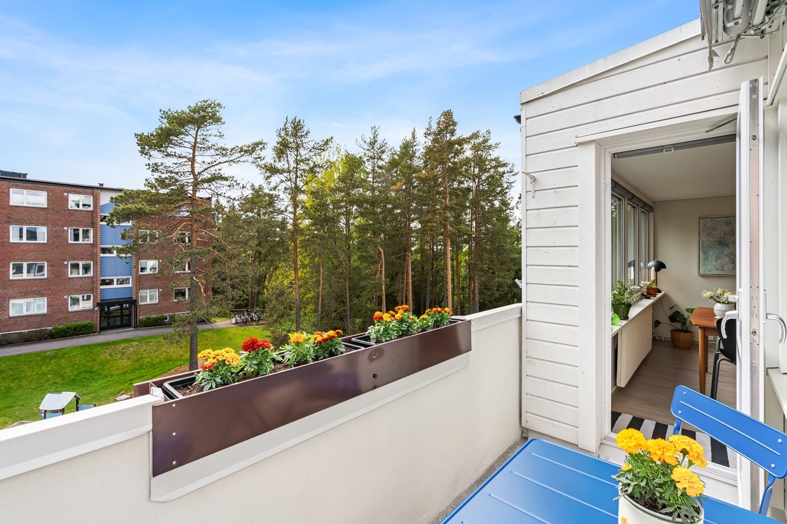 Balkongen fungerer som en forlengelse av stuen på varme sommerdager. Galleribilde