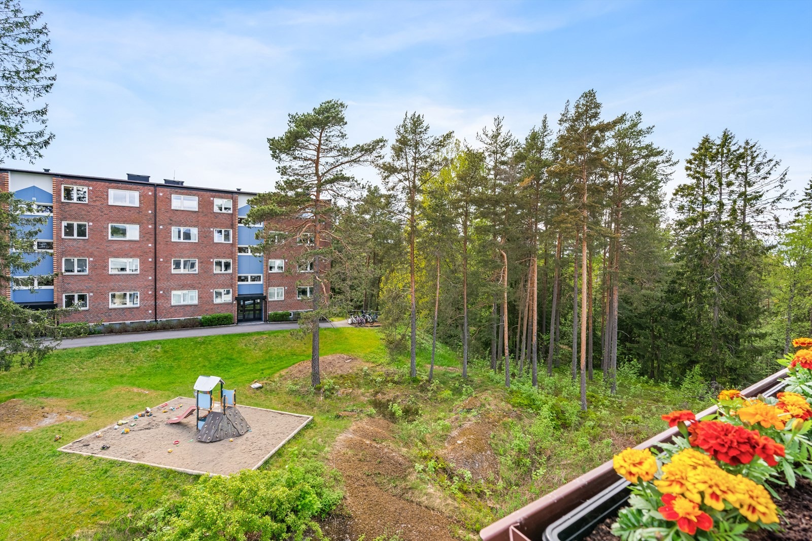Borettslagets fellesarealer er pent opparbeidet med blant annet grøntområdet og lekeplass. Galleribilde