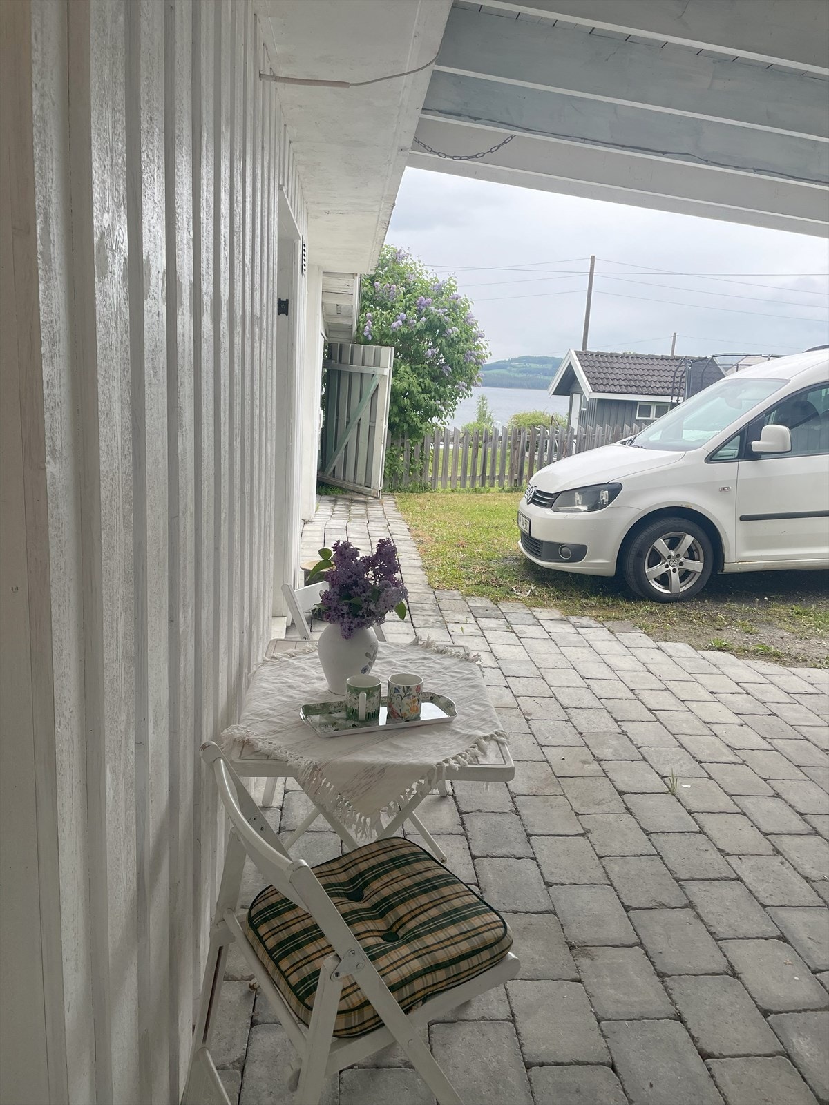 Hyggelig uterom ved inngang i sokkeletasje Galleribilde