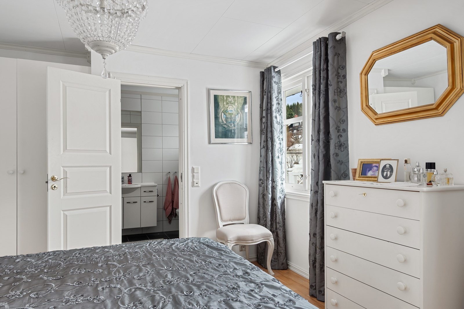 Soverom ved bad 3 hovedetasje Galleribilde