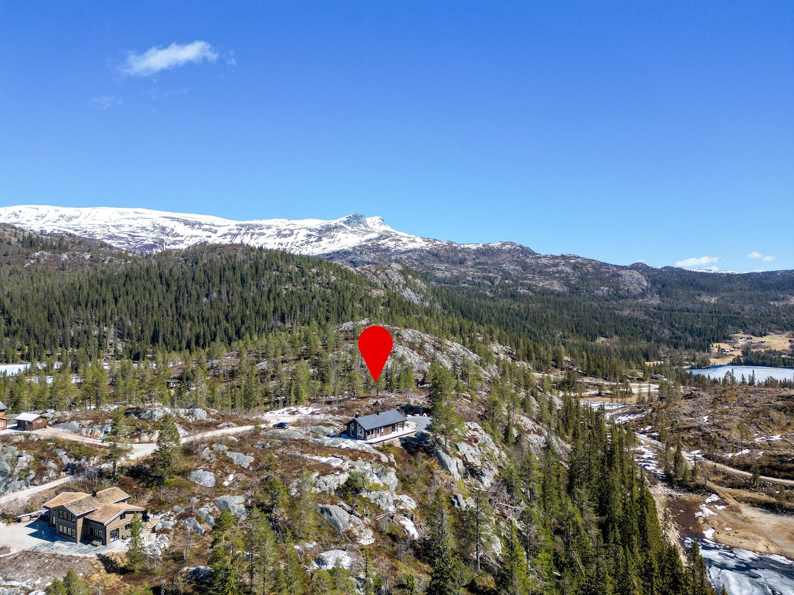 Eiendommen har en særdeles fin beliggenhet på toppen av hyttefeltet Bærtjønn, med utsikt til Bonvatn og nærliggende fjell. Hytta ligger vestvendt som gir meget gode solforhold! Galleribilde