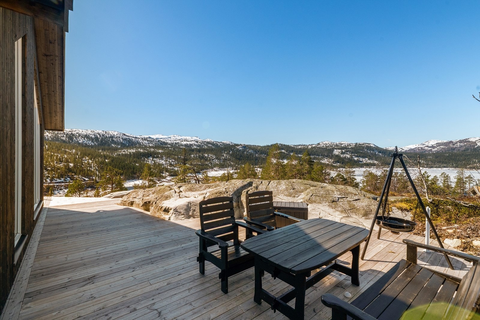 Uteplassen har gode solforhold og rikelig med plass til flere sittegrupper. Utsikten over Bonsvatn og fjellene er åpen og vid fra verandaen. Galleribilde