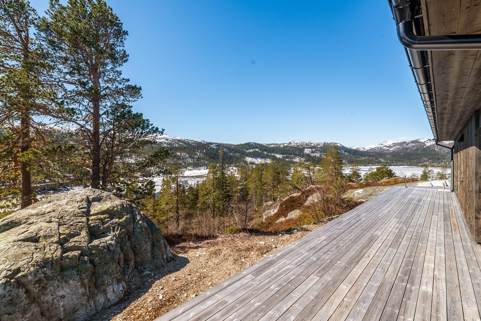 Eiendommen har en 1194 kvm stor naturtomt som blant annet består av lyng og fjellknauser. Galleribilde