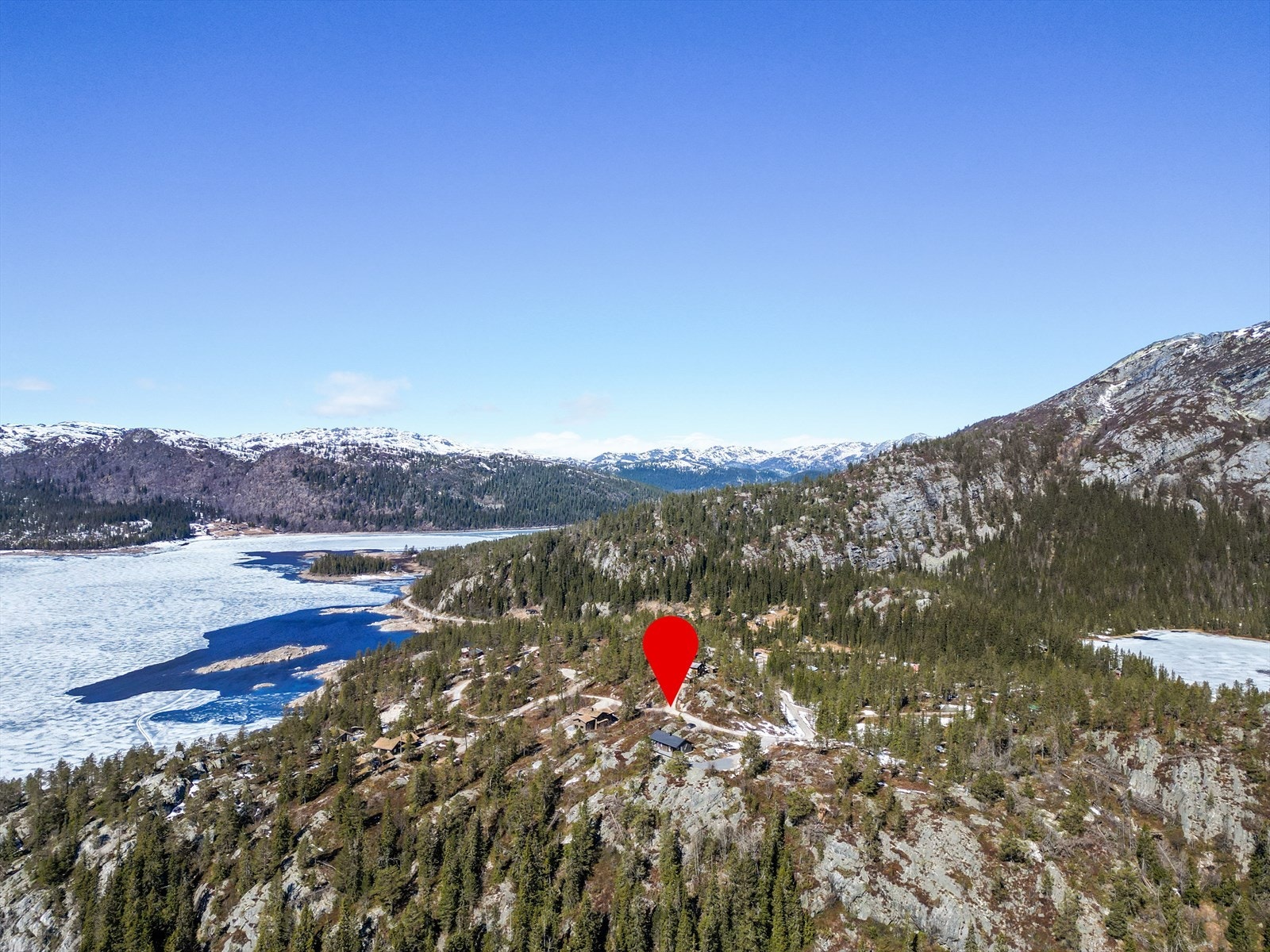 Det er også flotte turløyper både sommer og vinter. Det er fantastisk terreng både for bærplukking og utflukter! På vinterstid er det flere kilometer med preparerte skiløyper for alle og enhver. Galleribilde