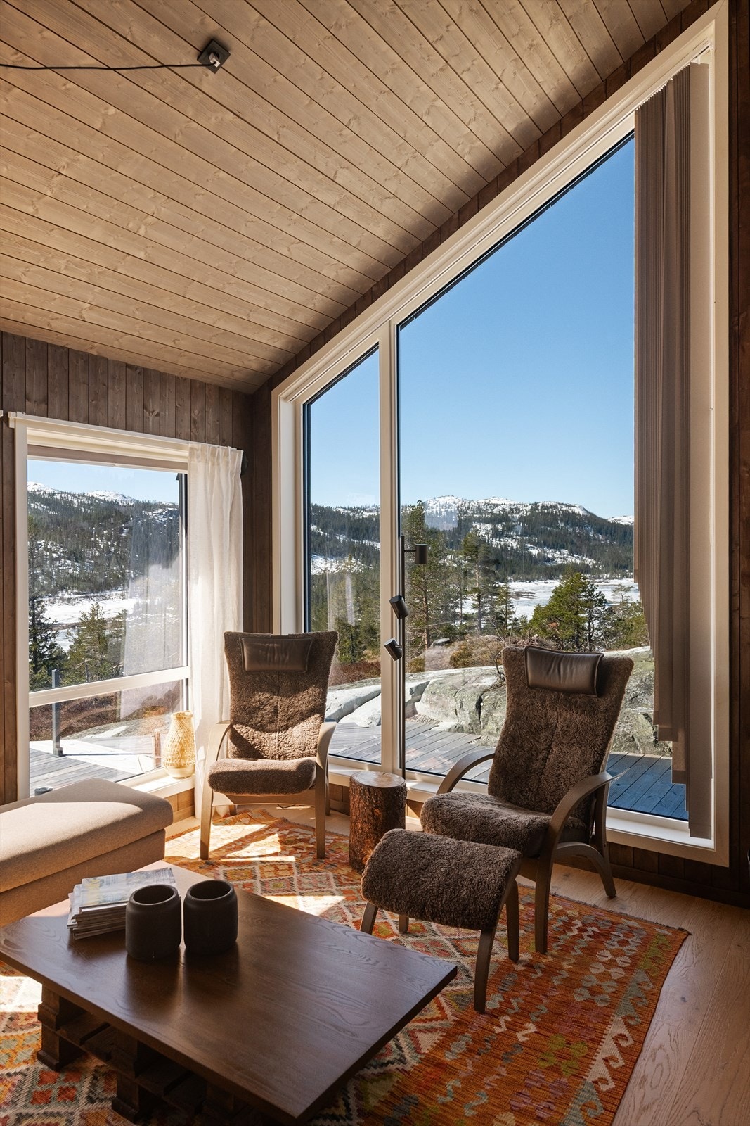 Vinduene med 2-lags glass er fra byggeåret og rammer inn utsikten mot fjellandskapet. Galleribilde
