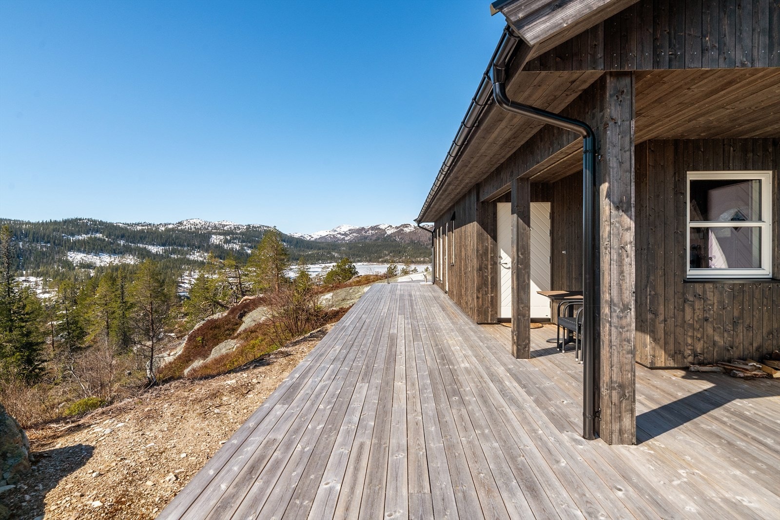 Fasaden har stående bordkledning, og takrenner og nedløp er utført i lakkert stål. Galleribilde