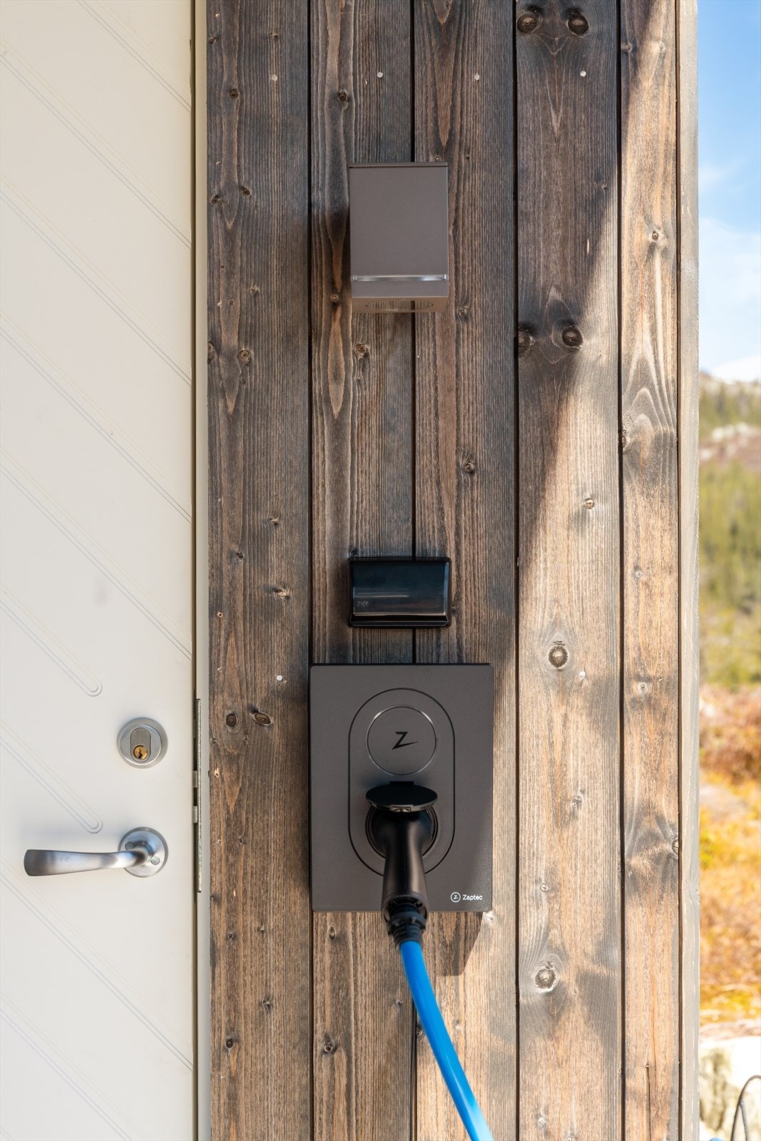 På ytterveggen ved boden er det installert elbillader. Galleribilde