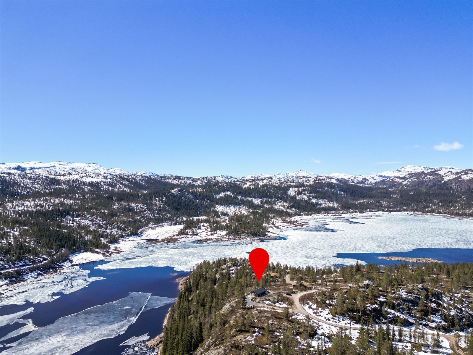 Eiendommen ligger i et stille og rolig hyttefelt i Bondal, med utsikt over Bonsvatn og de omkringliggende fjellene. Galleribilde