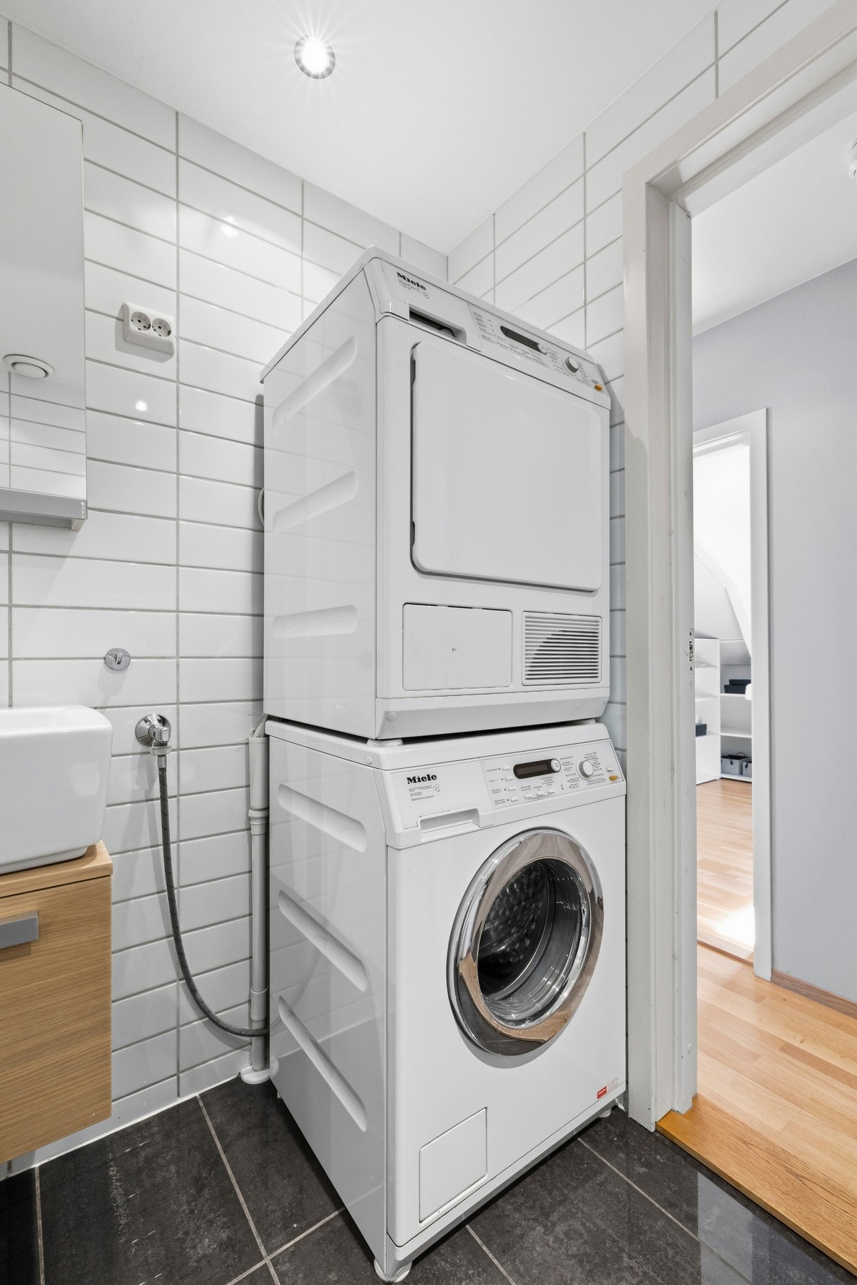 Elektriske varmekabler i gulvet gir god komfort, og balansert ventilasjon bidrar til et behagelig inneklima. Galleribilde