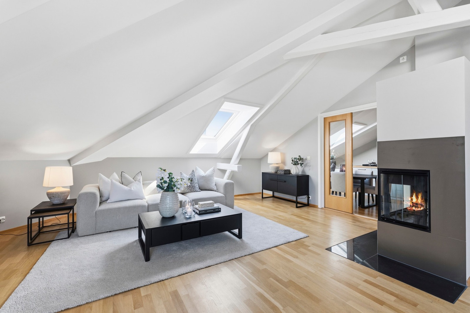 I stuen er det god plass til både sofagruppe, spiseplass og øvrig møblering etter eget ønske. Galleribilde