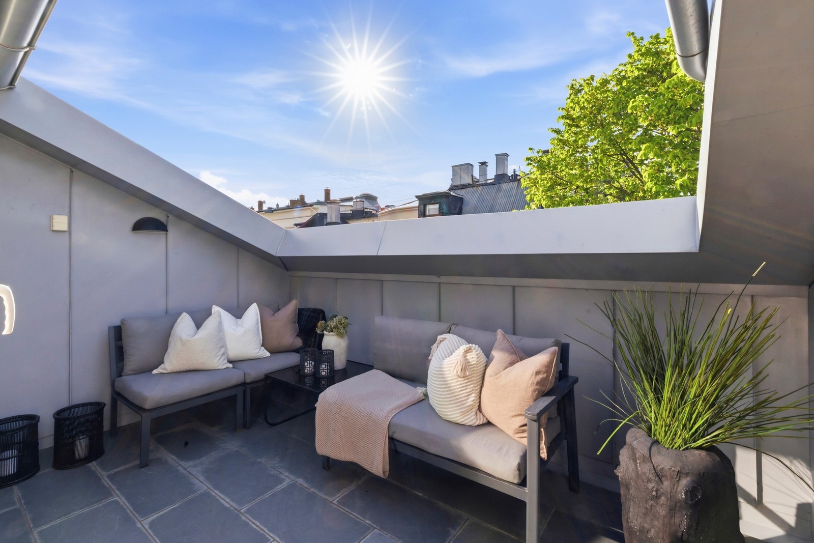Boligen har en herlig terrasse på ca. 8 kvm med svært gode solforhold og en skjermet beliggenhet høyt over Oslo. Galleribilde