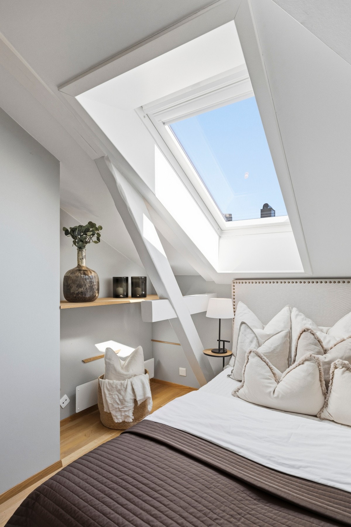 Stort takvindu slipper inn rikelig med naturlig lys. Galleribilde