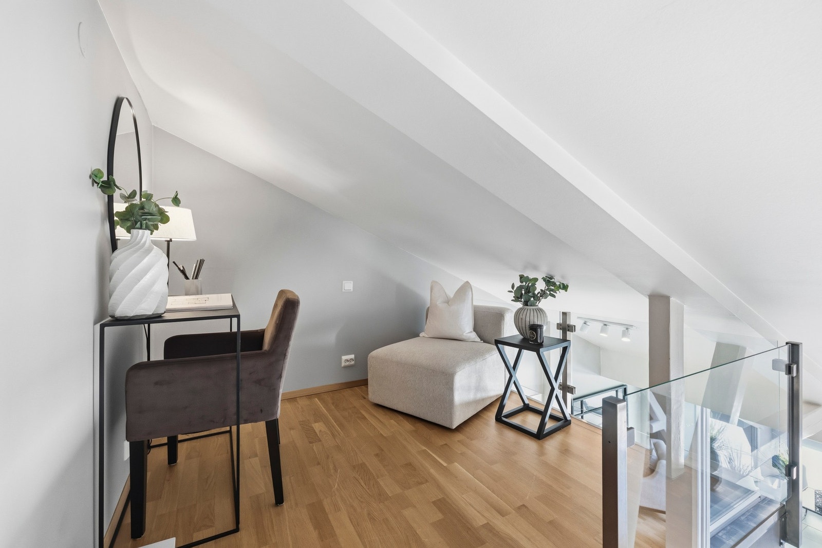Hemsen er omkranset av moderne glassrekkverk som gir et luftig og stilrent uttrykk samtidig som kontakten med stuen bevares. Galleribilde