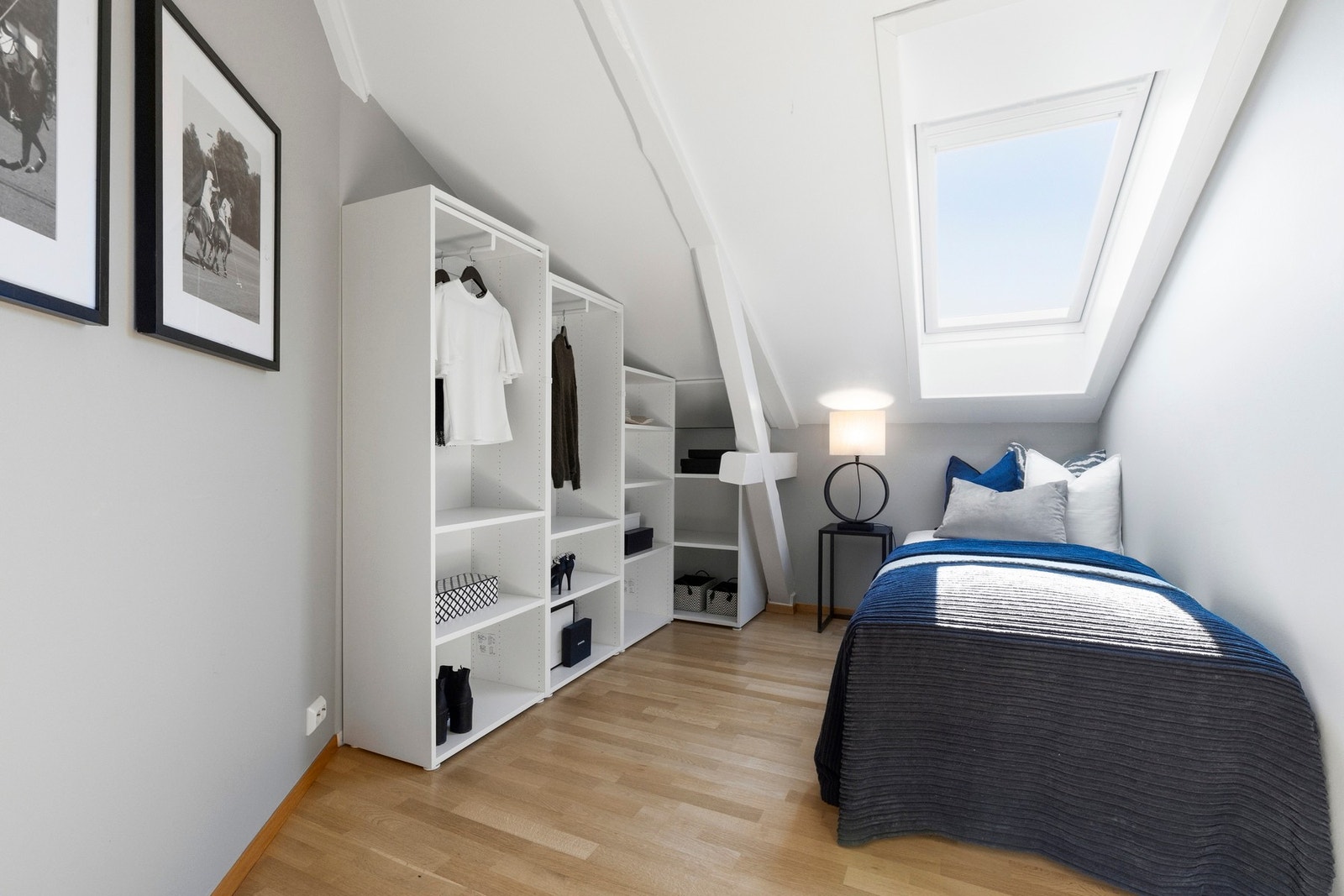 Soverom II er i dag innredet med enkeltseng, nattbord og garderobeskap, og egner seg perfekt som barnerom, gjesterom eller hjemmekontor. Galleribilde