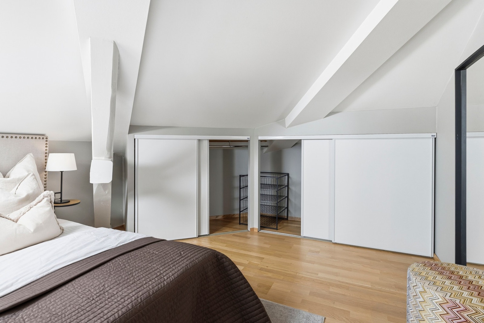 Praktisk innebygget kryp-in garderobe som gir svært gode oppbevaringsmuligheter. Galleribilde