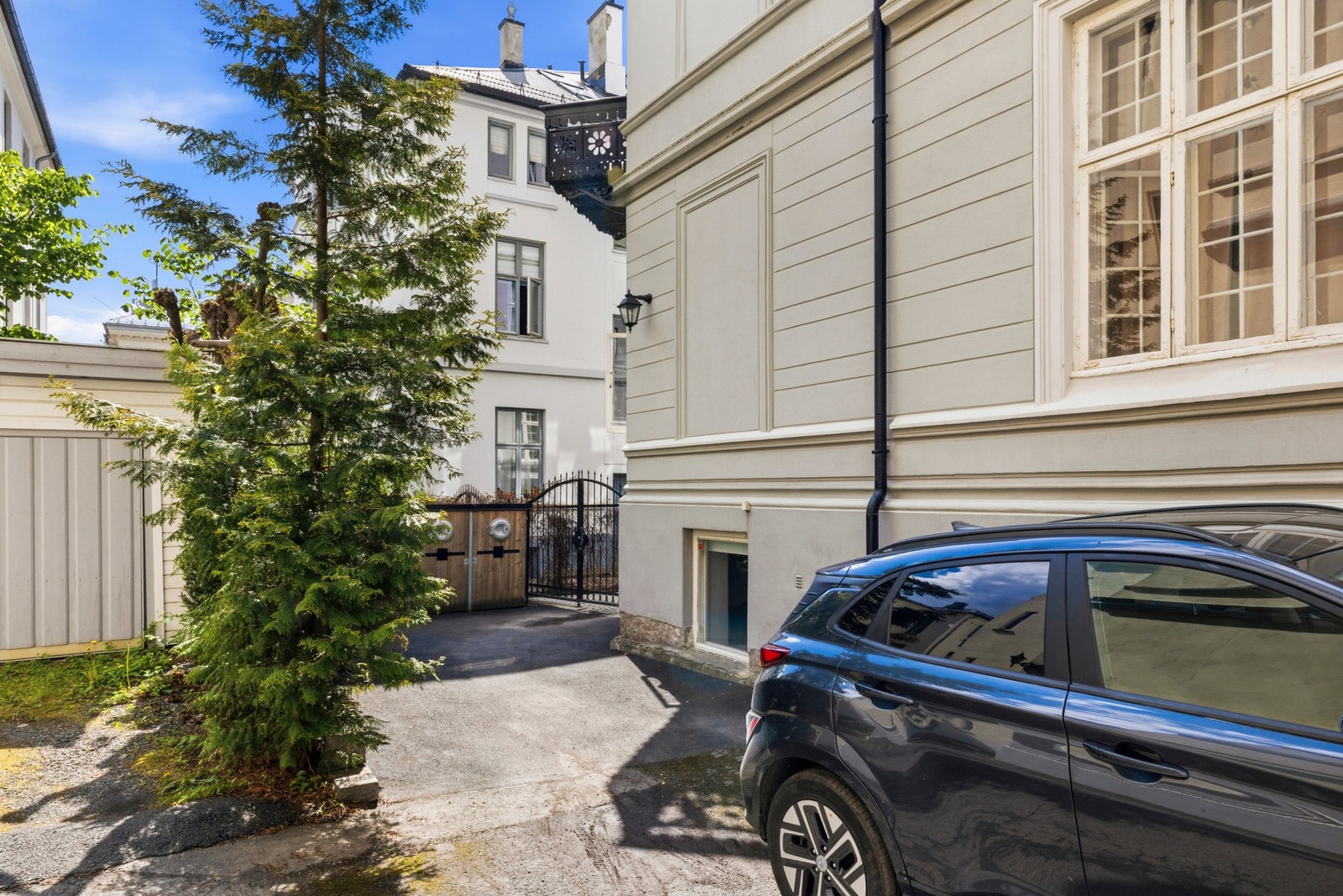 Selger disponerer i dag en parkeringsplass. Sameiet skal reorganisere parkeringsordningen, og parkeringsplassen vil fra januar 2027 ikke lenger følge seksjonen. Galleribilde