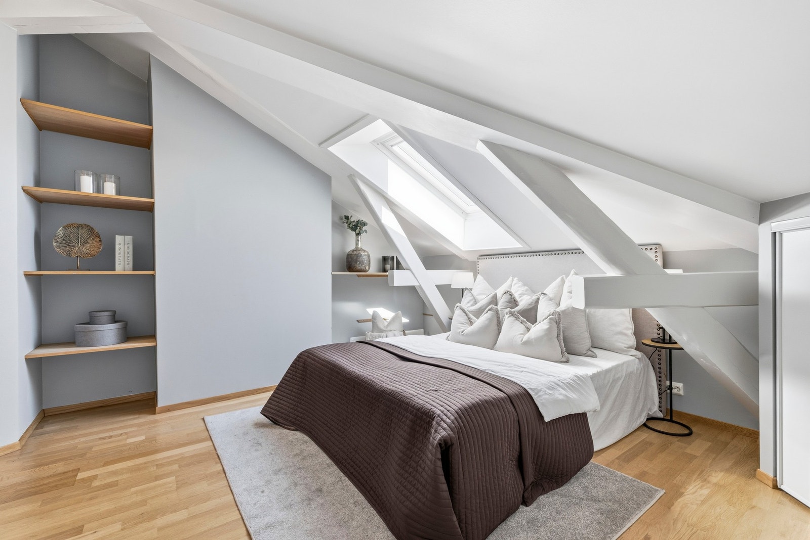Her er det god plass til dobbeltseng og nattbord. Galleribilde