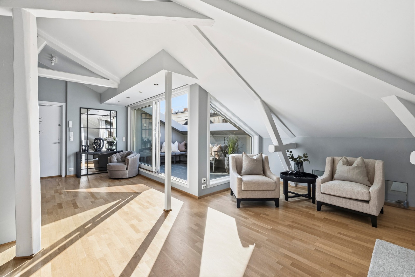 Downlights gir et moderne uttrykk og behagelig belysning. Galleribilde