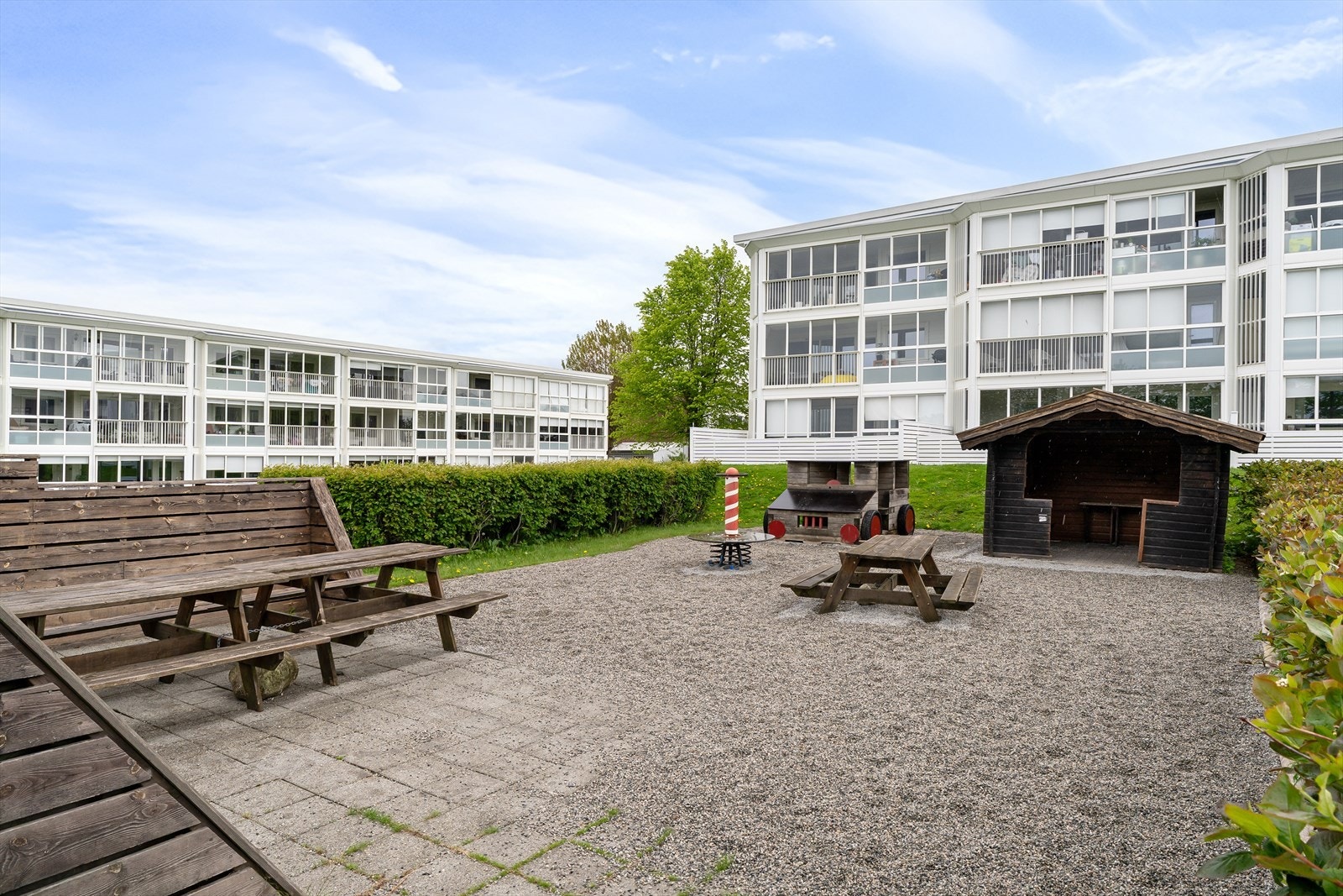 Luftig og romslig område med store grøntarealer og god boltreplass for både barn og voksne Galleribilde