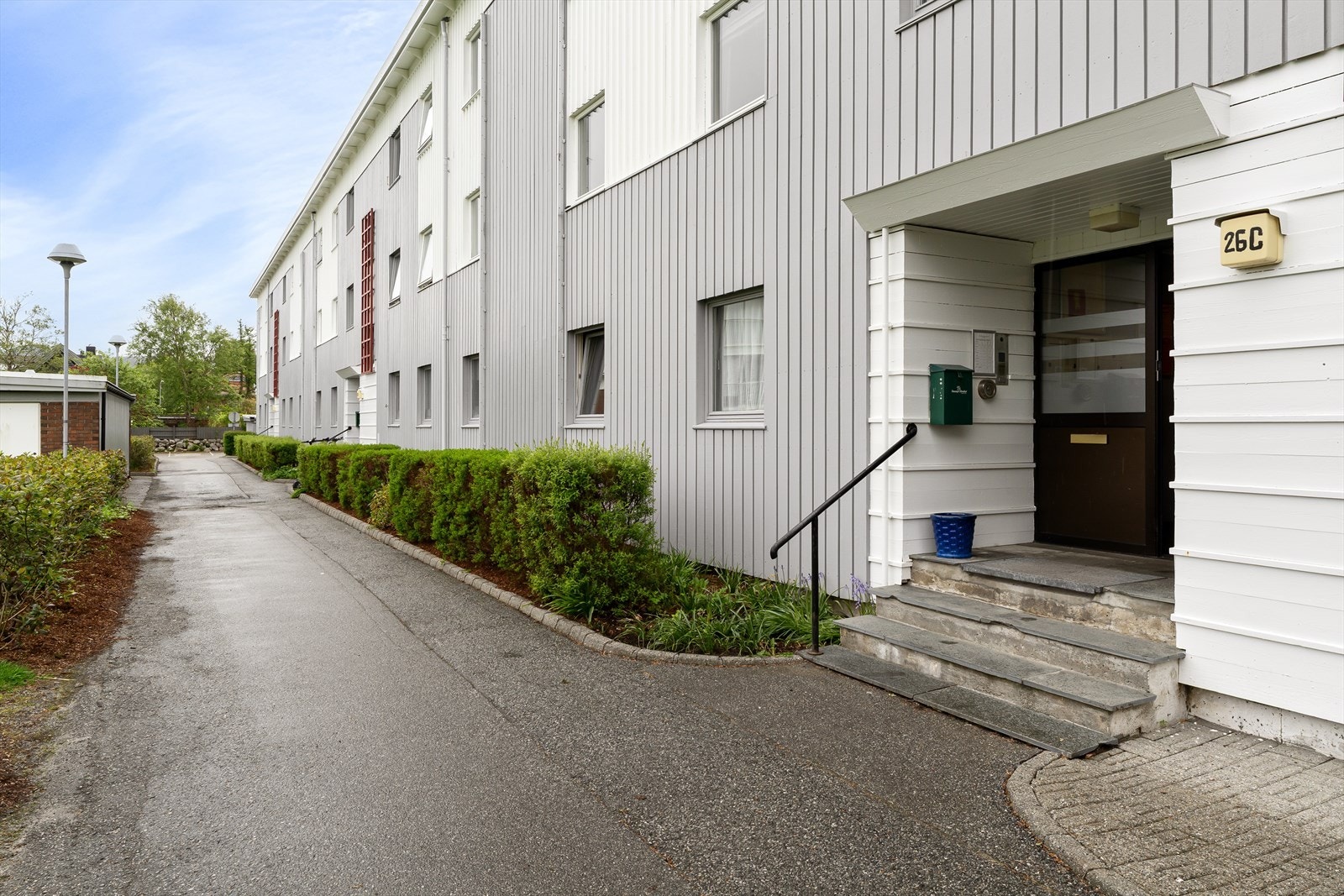 Praktisk inngangsparti med overbygg, perfekt for alle værforhold Galleribilde