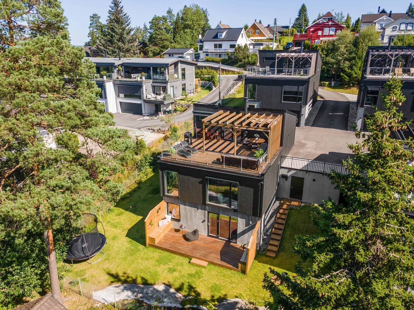 Lekker enebolig i funkisstil med høy standard, solrik takterrasse på 45 kvm med utsikt og ettertraktet, barnevennlig beliggenhet. Galleribilde