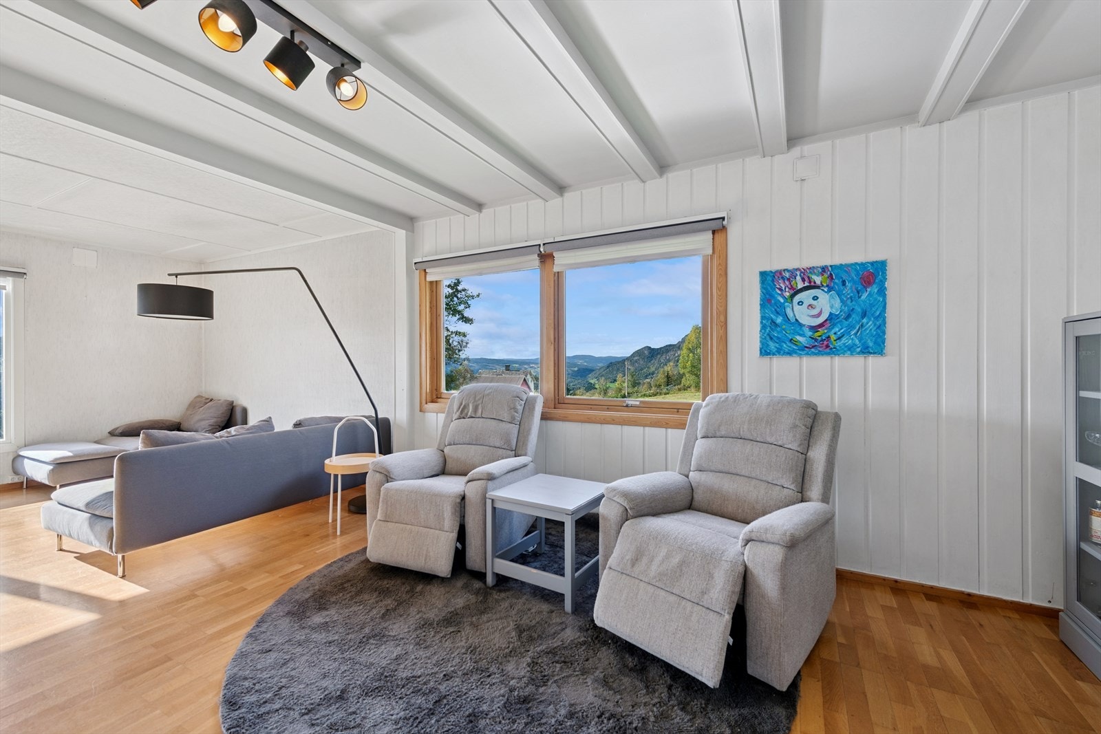 Stuen byr på flere sosiale soner og rommene egner seg godt til både hverdag og gjester Galleribilde