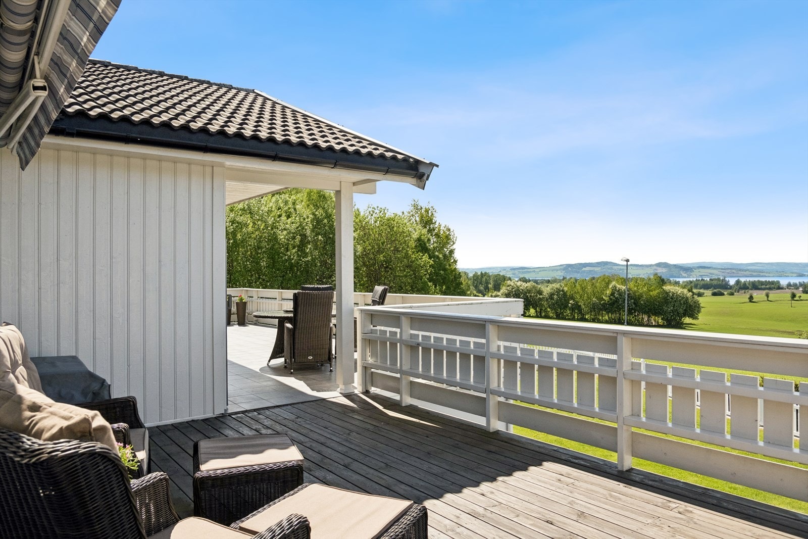 Fra den sørvendte terrassen på hele 88 m² har du en vidstrakt utsikt over kulturlandskapet og Mjøsa. Galleribilde