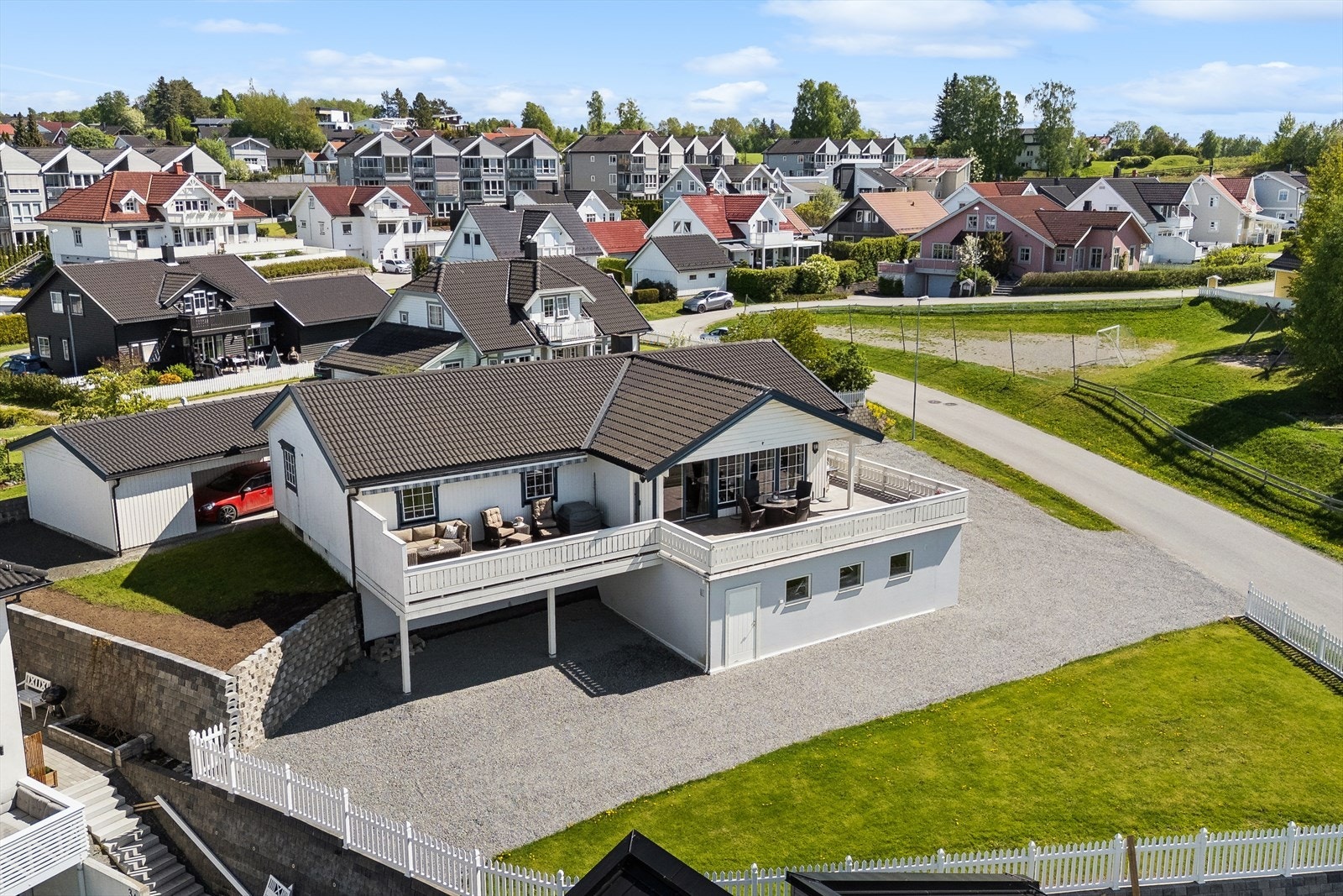 Enebolig fra 1976, tilbygget i 2010 med utvidet stue og integrert garasje i underetasjen. Galleribilde