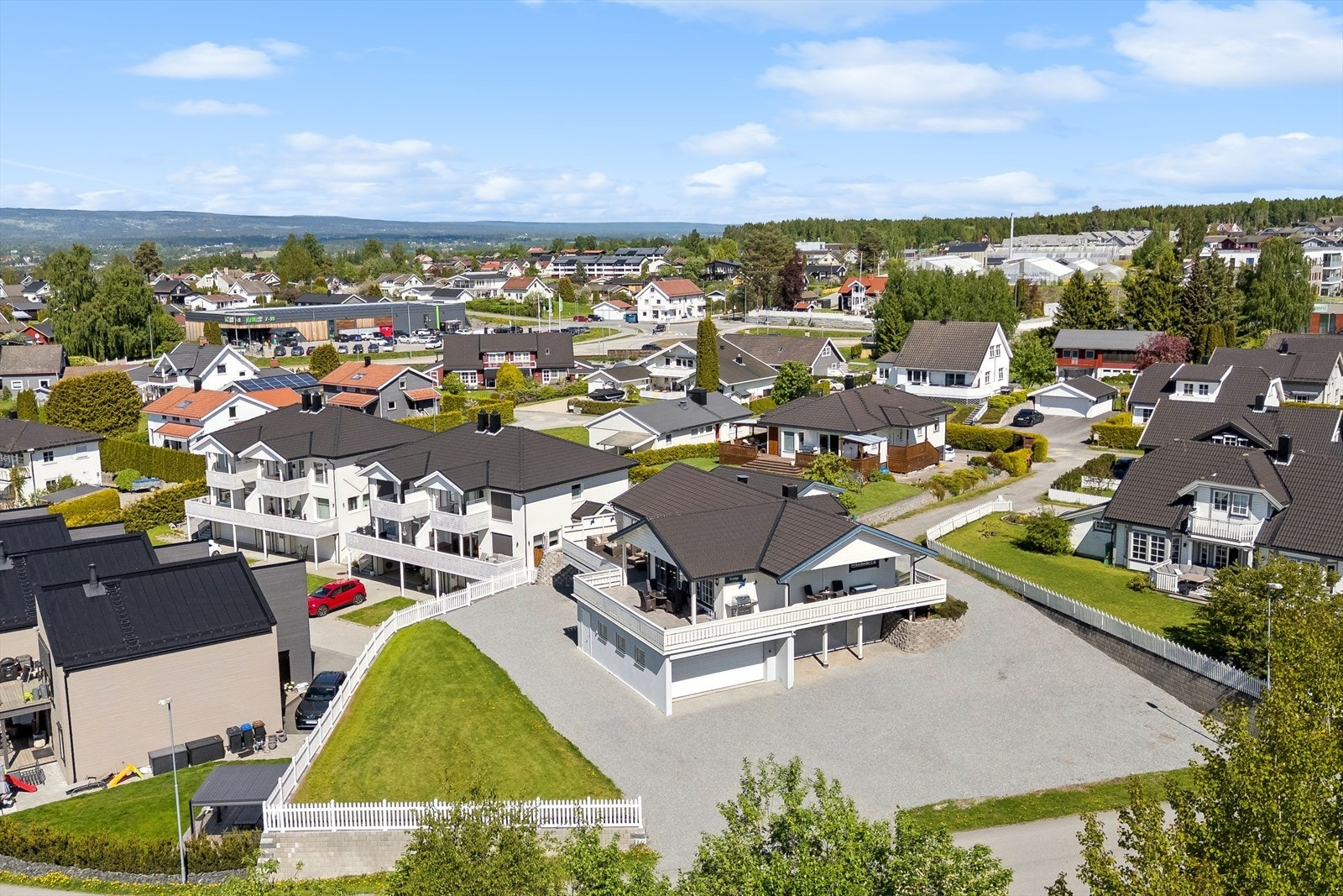 Tomten er opparbeidet med plen og har en gruset gårdsplass. Galleribilde