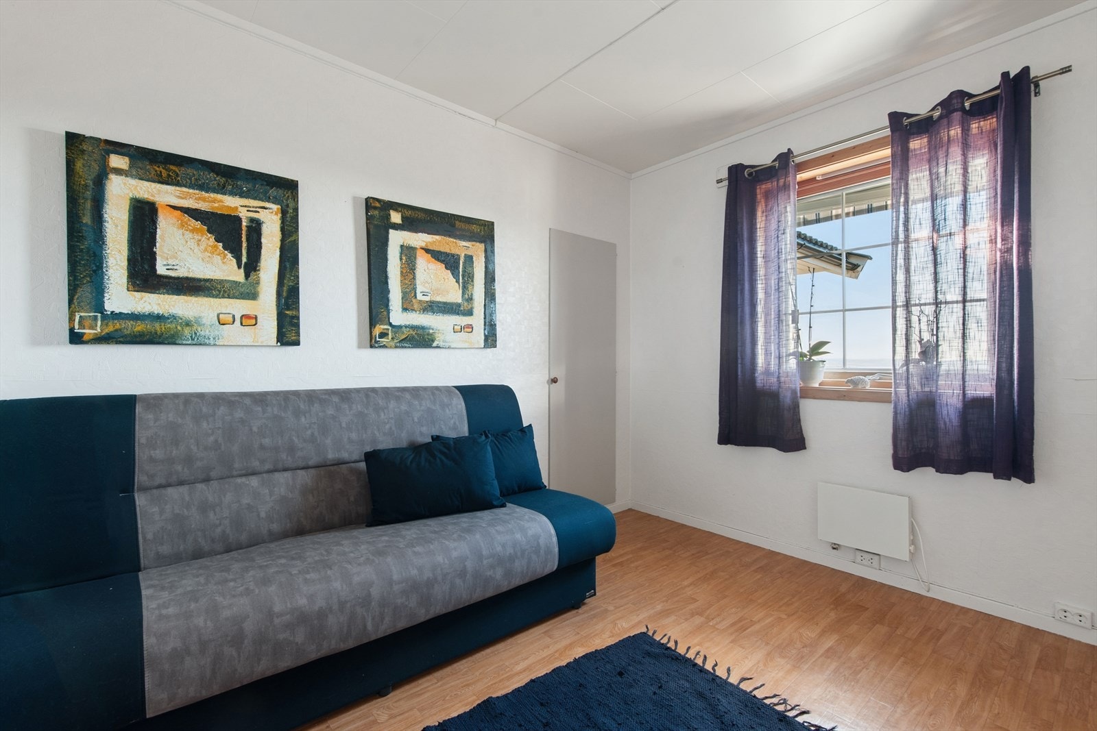Soverom 2 har plass til seng og oppbevaringsmøbel. Galleribilde