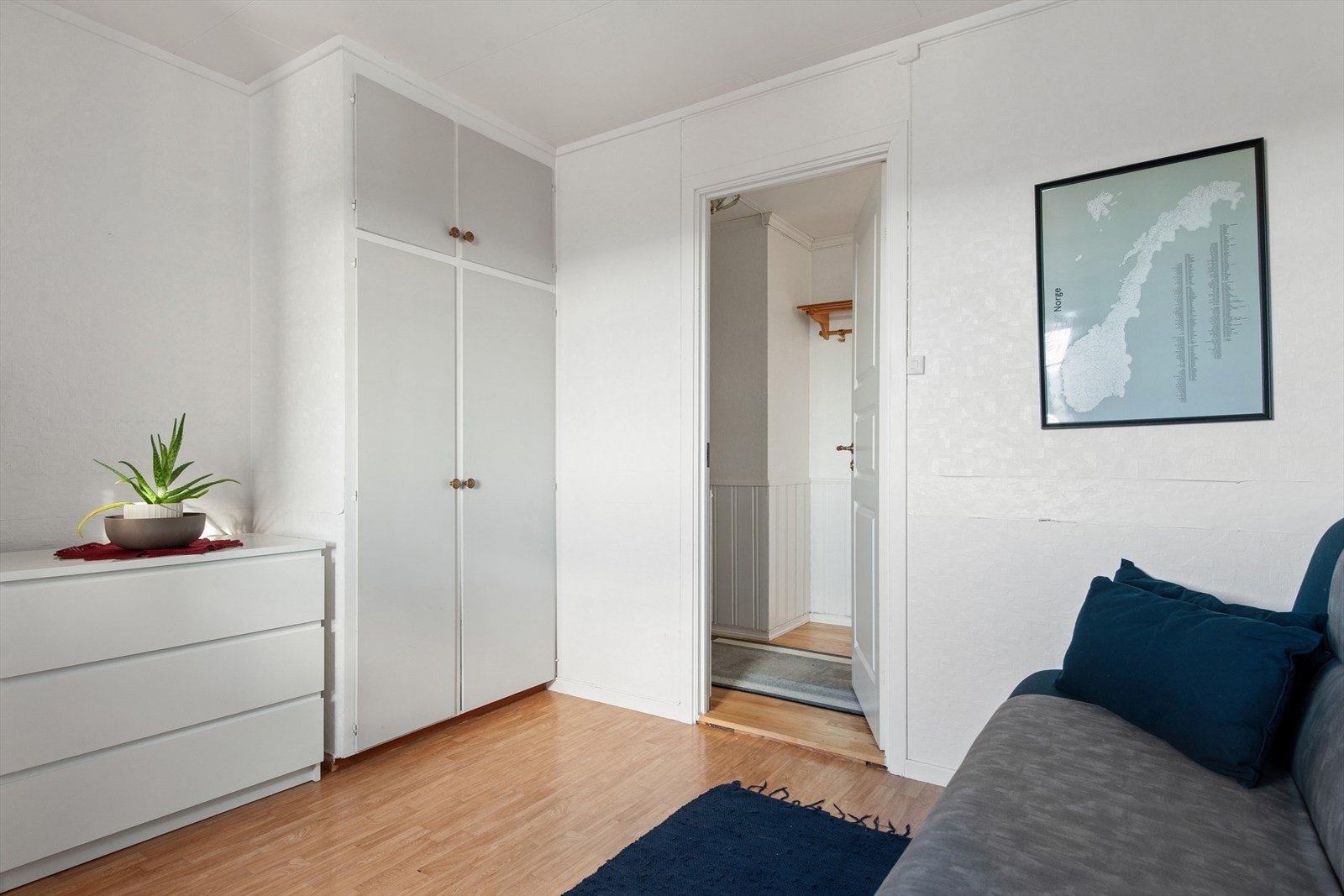 Soverom 2 har innebygget skapplass. Galleribilde