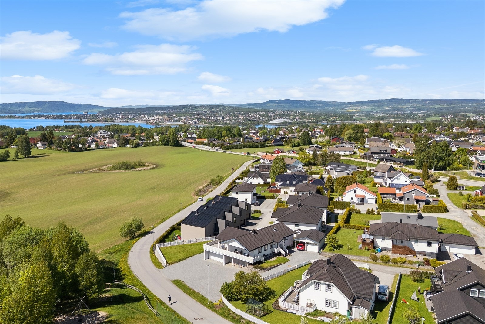 Eiendommen ligger høyt og fritt i et etablert og barnevennlig boligområde i Ottestad med Mjøsutsikt. Galleribilde