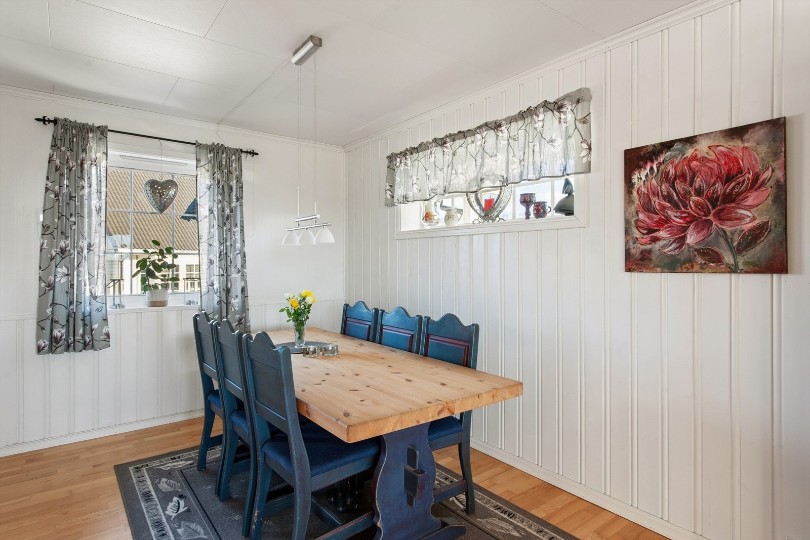 God plass for hele familien til et hyggelig måltid. Galleribilde