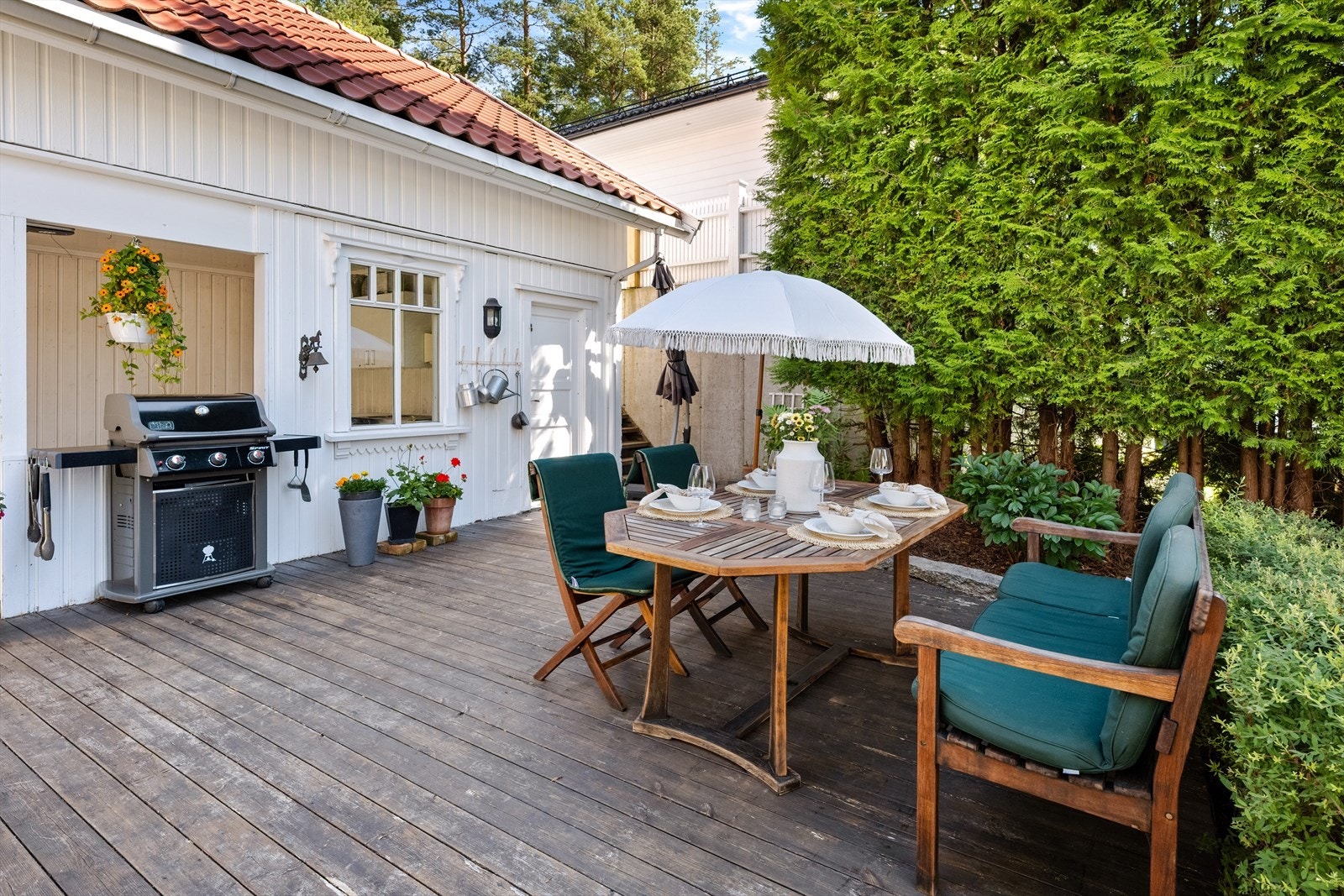 Boligen har nydelige og skjermede uteområder med terrasser og stor hage Galleribilde