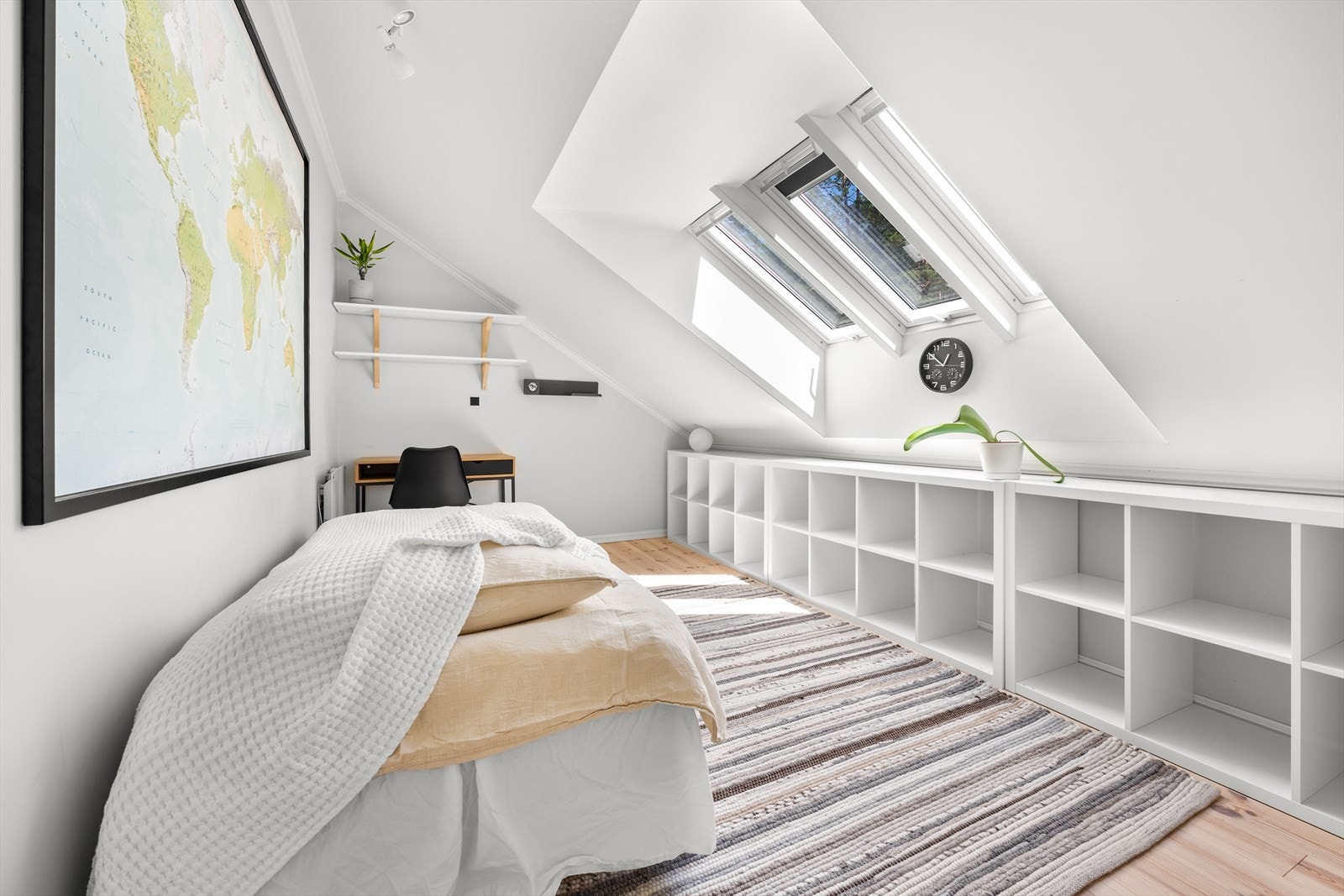 Garderoberom med adkomst fra loftstue er innredet som soverom - Rommet er en del av tilbygget fra 2017 og er i tegninger omtalt som garderoberom. Det vil si det er ikke godkjent som soverom/rom for varig opphold. Galleribilde