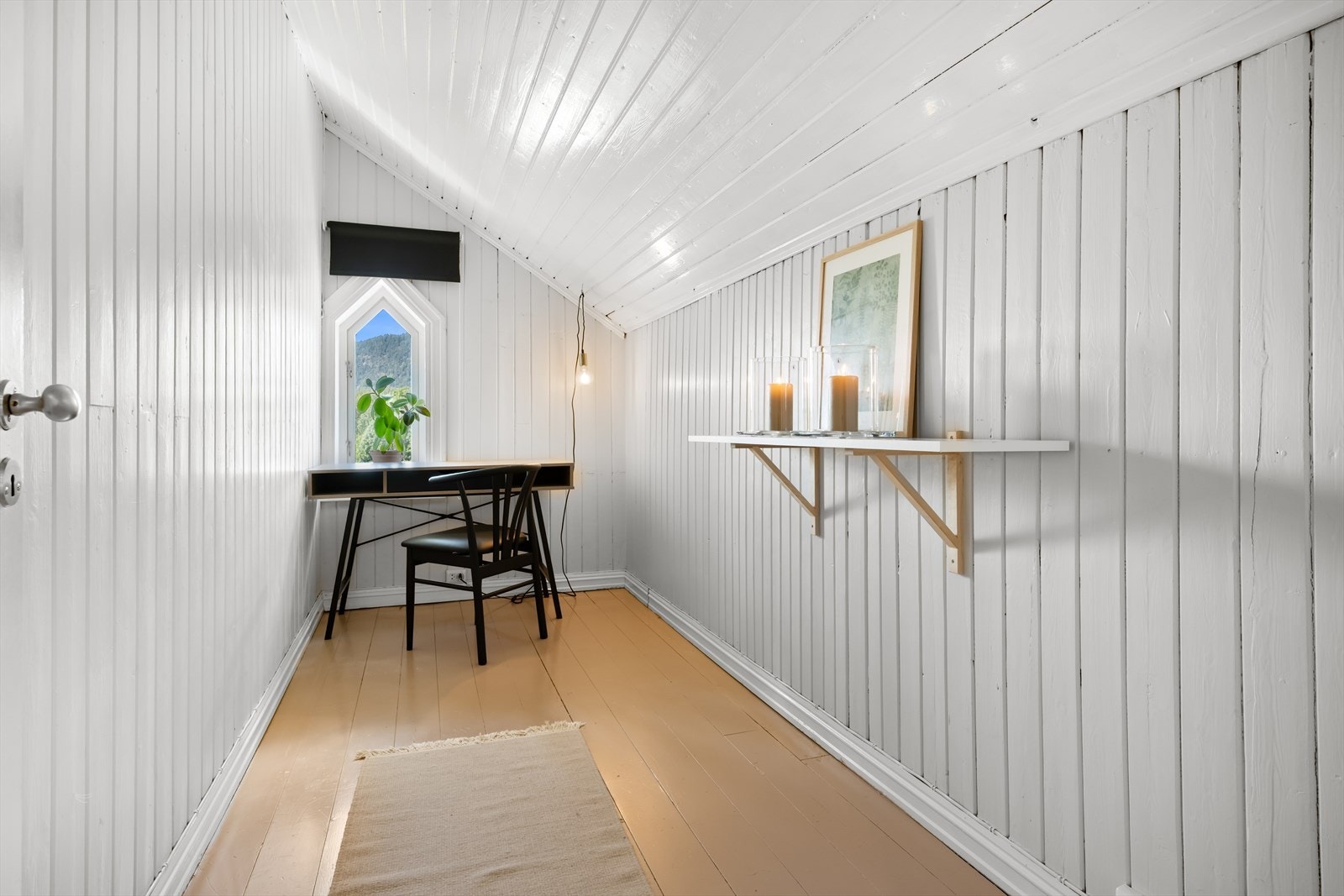 Soverom/kontor: Boligen er fra 1913 og byggesaksmappen inneholder ikke originale tegninger. Rommet er omtalt som soverom i søknad om tilbygg. Se punkt ferdigattest i salgsoppgave. Galleribilde