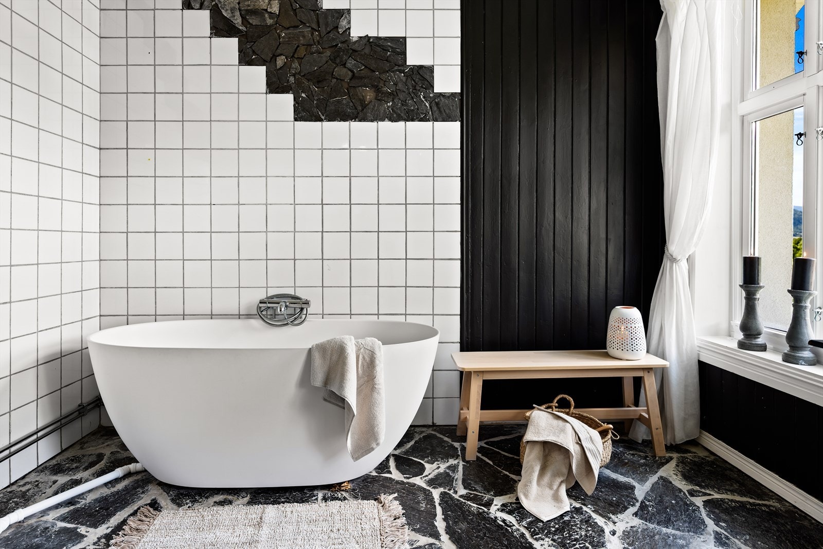 De store vinduene bidrar til godt med naturlig lys på badet Galleribilde